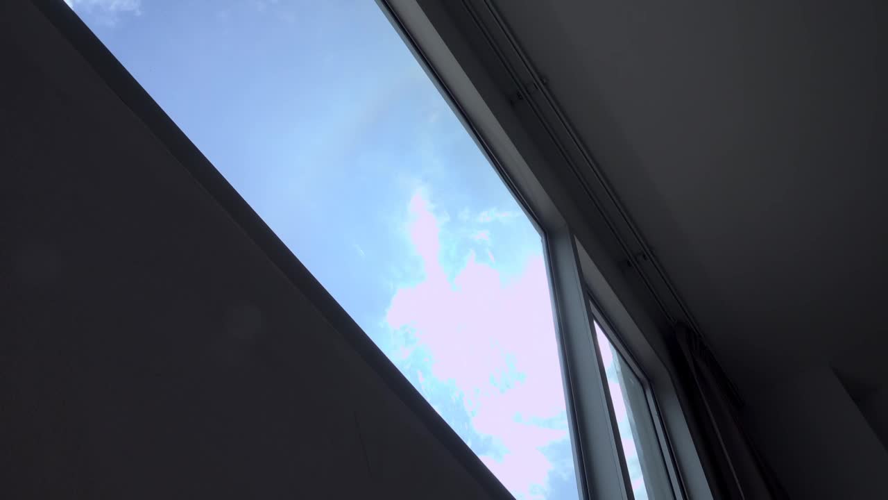 窗户上的阳光和蓝天视频下载