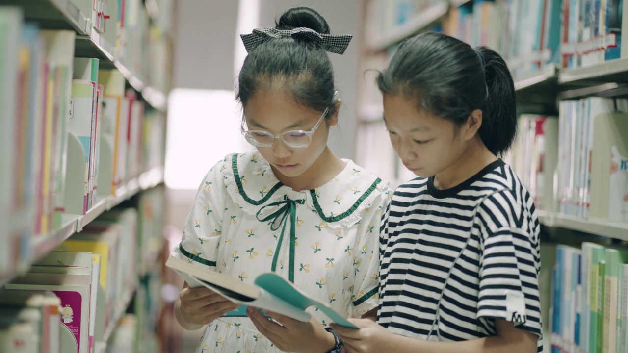 青少年在图书馆读书视频购买