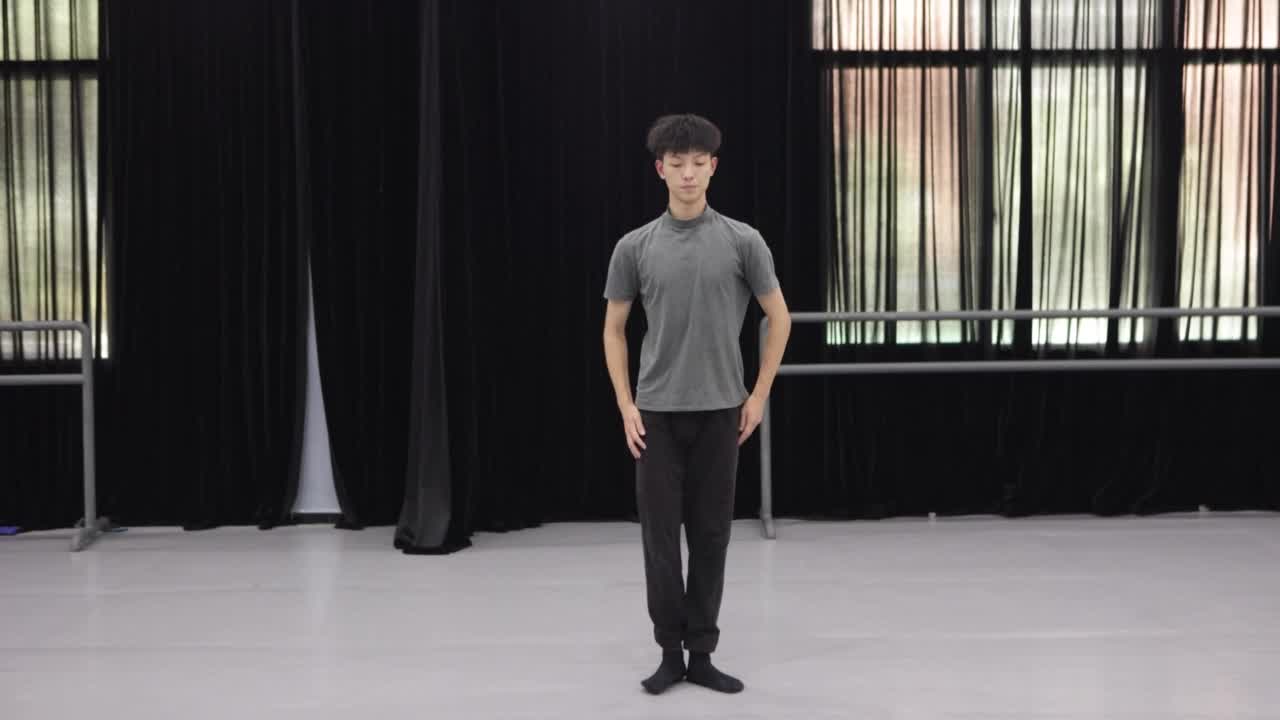 一个中国男子正在舞蹈室里练习舞蹈技巧视频下载