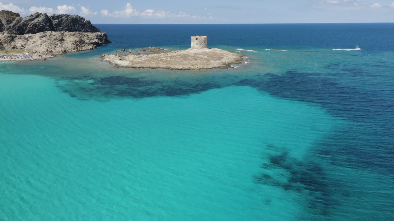 夏天的海景。意大利撒丁岛著名的白沙海滩拉佩洛萨和老塔的鸟瞰图视频下载