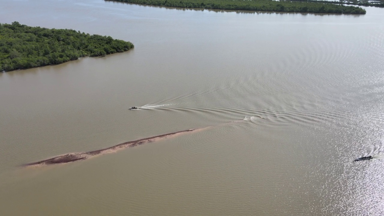 向前航拍无人机拍摄到摩托化独木舟在河上行驶视频素材