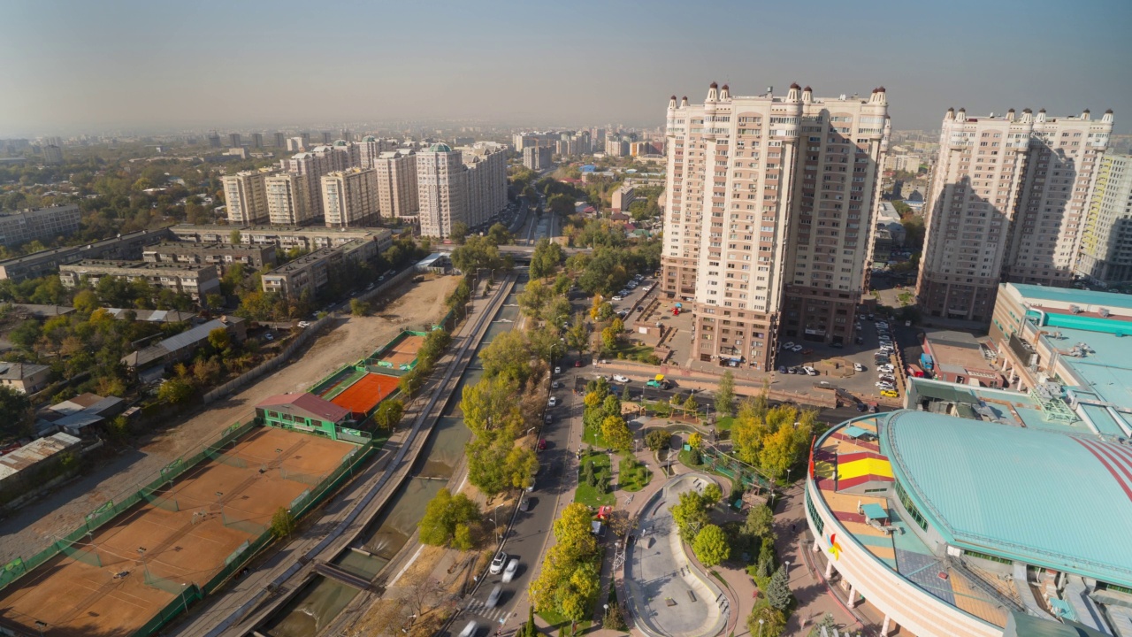 从这里可以看到哈萨克斯坦阿拉木图中心的白天景色视频素材