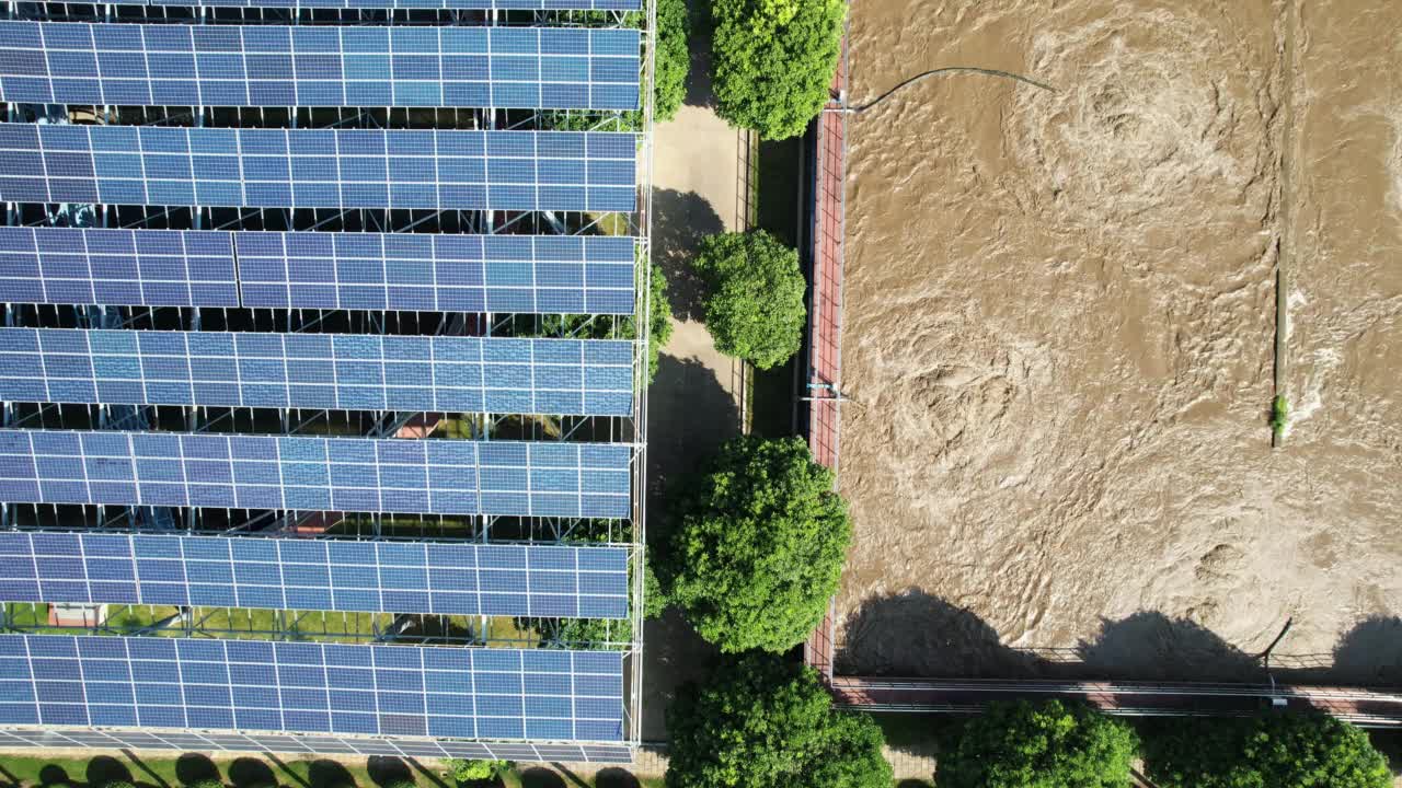 太阳能电池板俯瞰污水处理厂视频素材