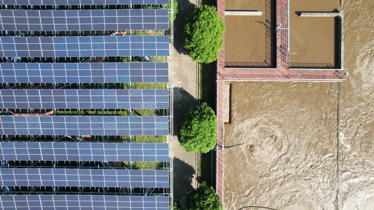 太阳能电池板俯瞰污水处理厂的屋顶视频素材