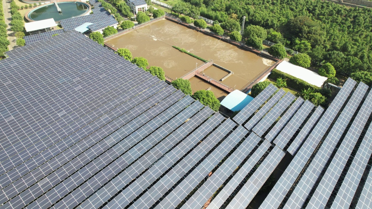 污水处理厂太阳能板屋顶的鸟瞰图视频素材
