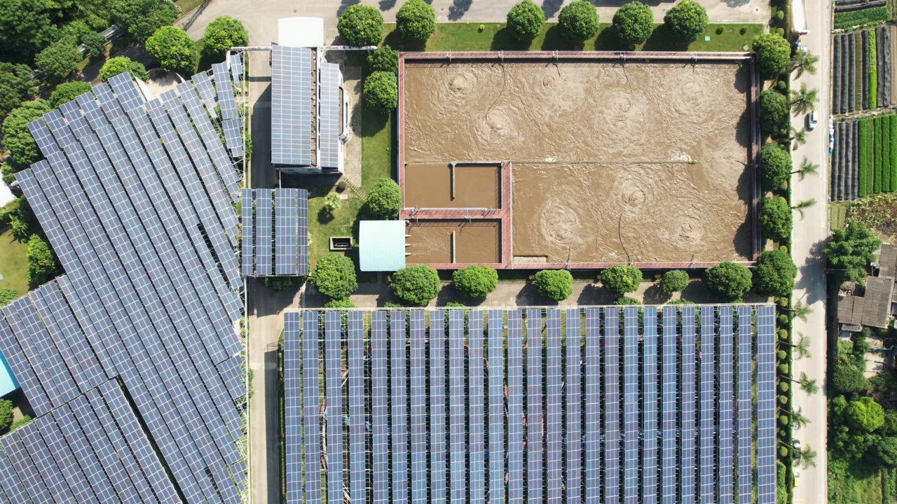 俯瞰水净化工厂的污水池和太阳能电池板屋顶视频素材