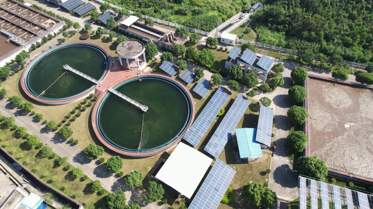 污水处理厂太阳能电池板的鸟瞰图视频素材