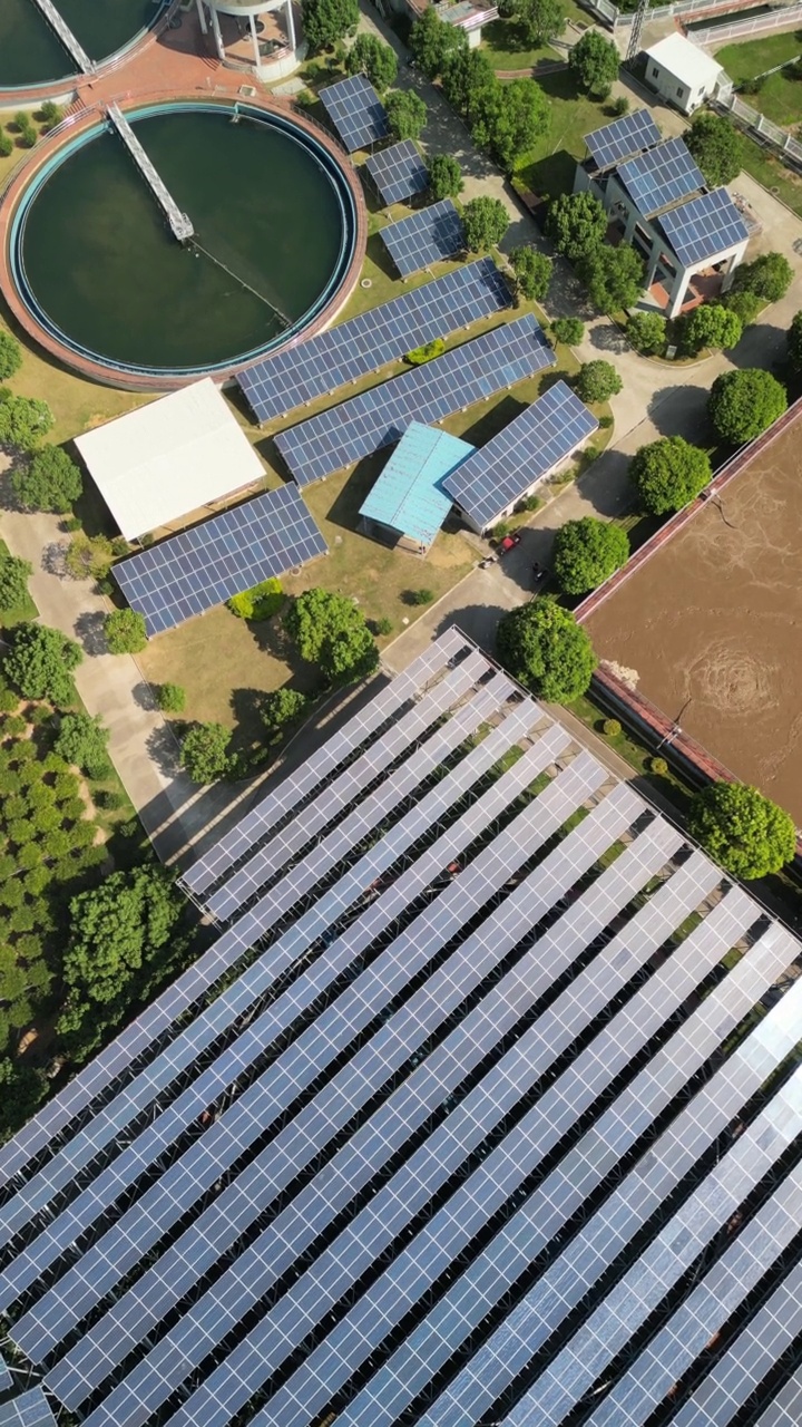 污水处理厂太阳能电池板的鸟瞰图视频素材
