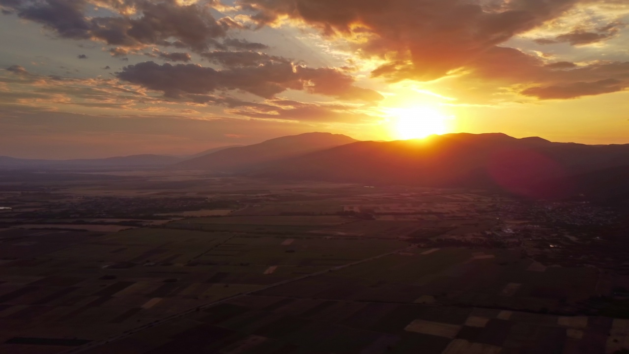 田野和山上的日落视频素材