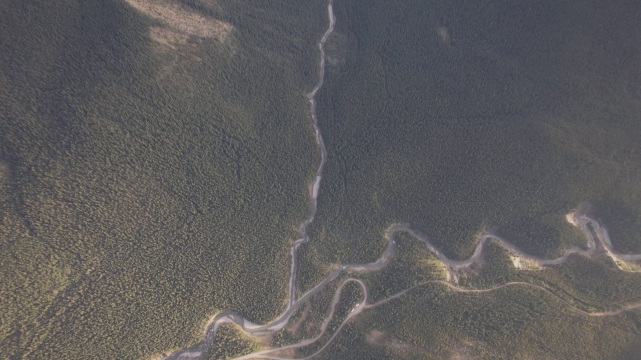 加拿大阿尔伯塔省坎莫尔附近美丽的落基山脉鸟瞰图视频下载