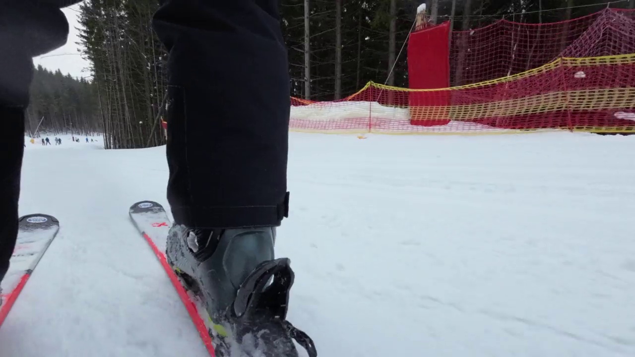 速降滑雪，低角度视图，后视图。视频下载