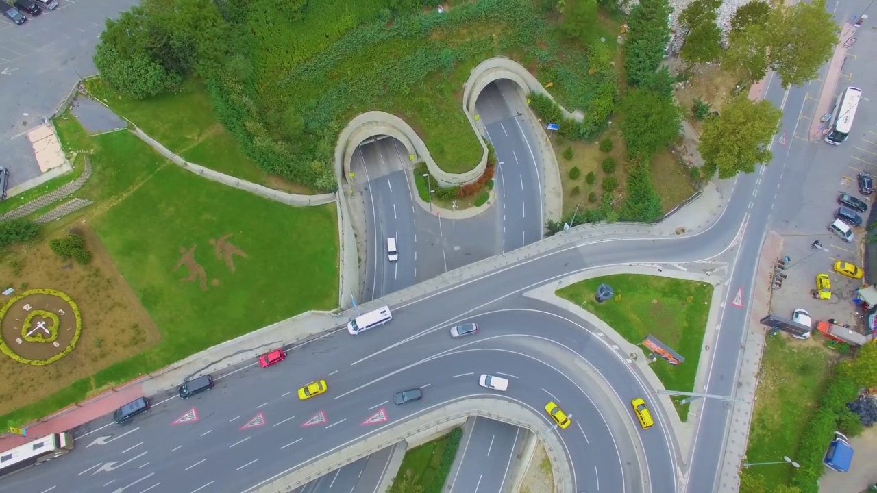 无人机拍摄的高速公路交汇处和隧道的俯视图。缩小拍摄的股票视频视频下载