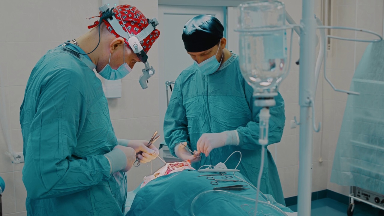 医疗队用医用线、医用剪刀、医用镊子对淋巴结进行手术视频下载