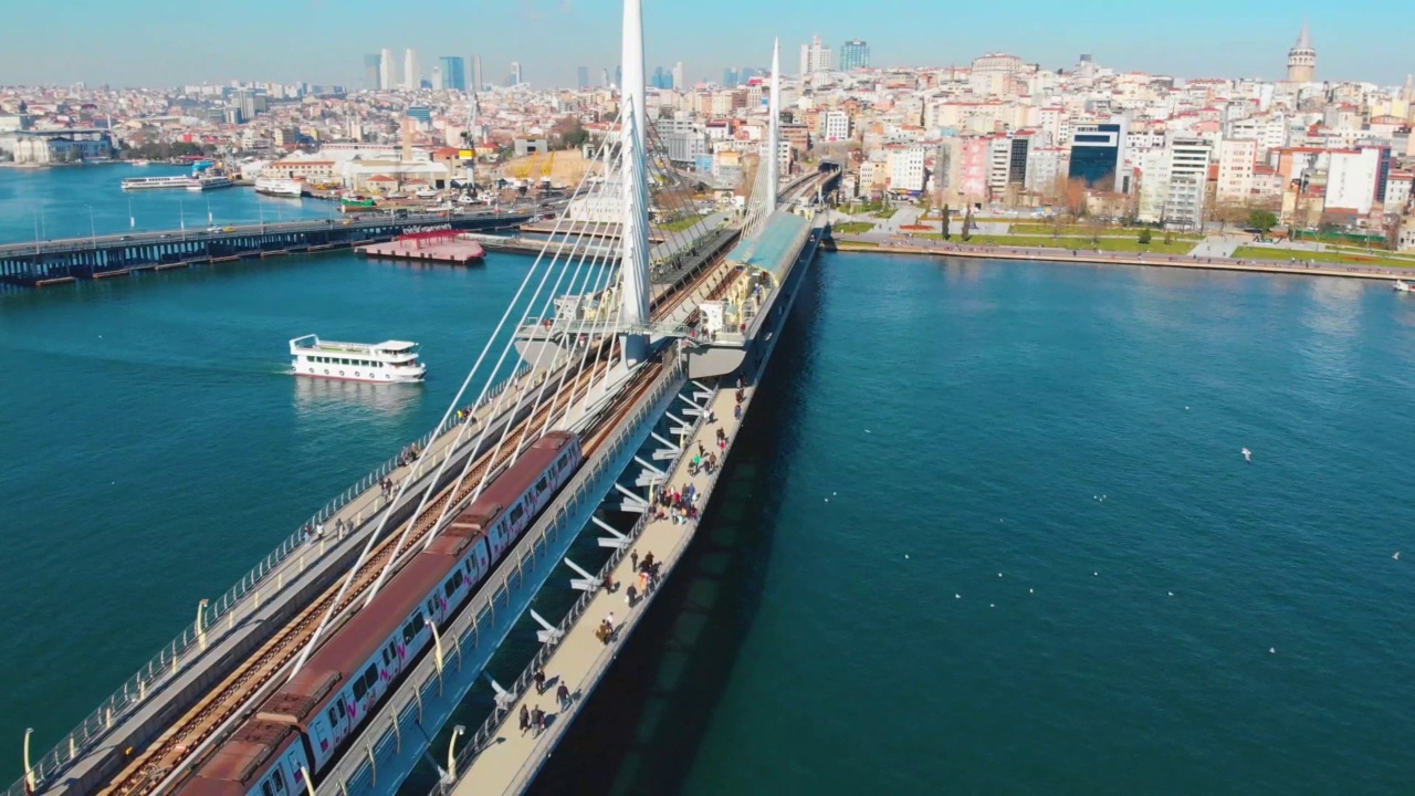 伊斯坦布尔，乌卡帕尼地铁桥的航拍录像
采购产品4K分辨率，建筑，博斯普鲁斯海峡，桥建结构，建结构视频下载