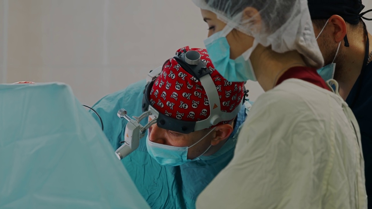 护士在手术过程中帮助外科医生视频下载
