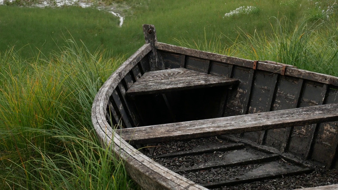 老木船在地上没有水，划艇在地上视频下载