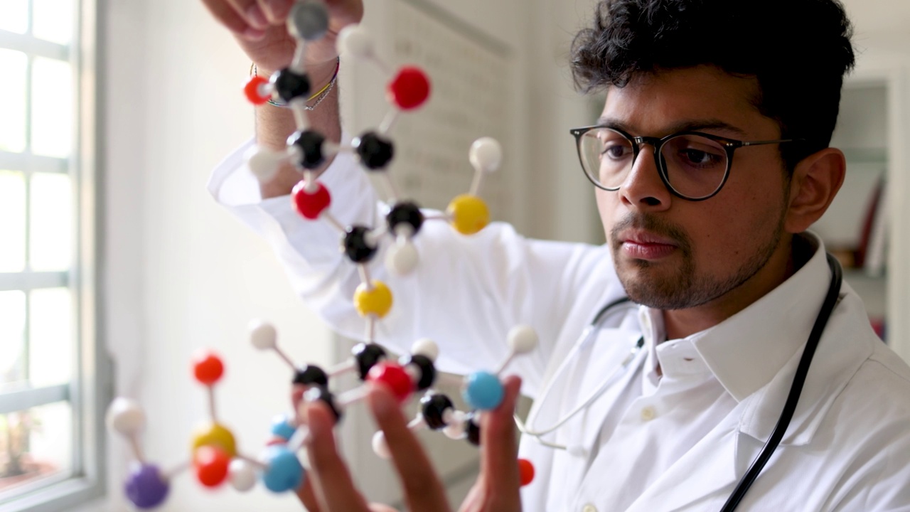 年轻科学家在实验室分析分子模型视频下载