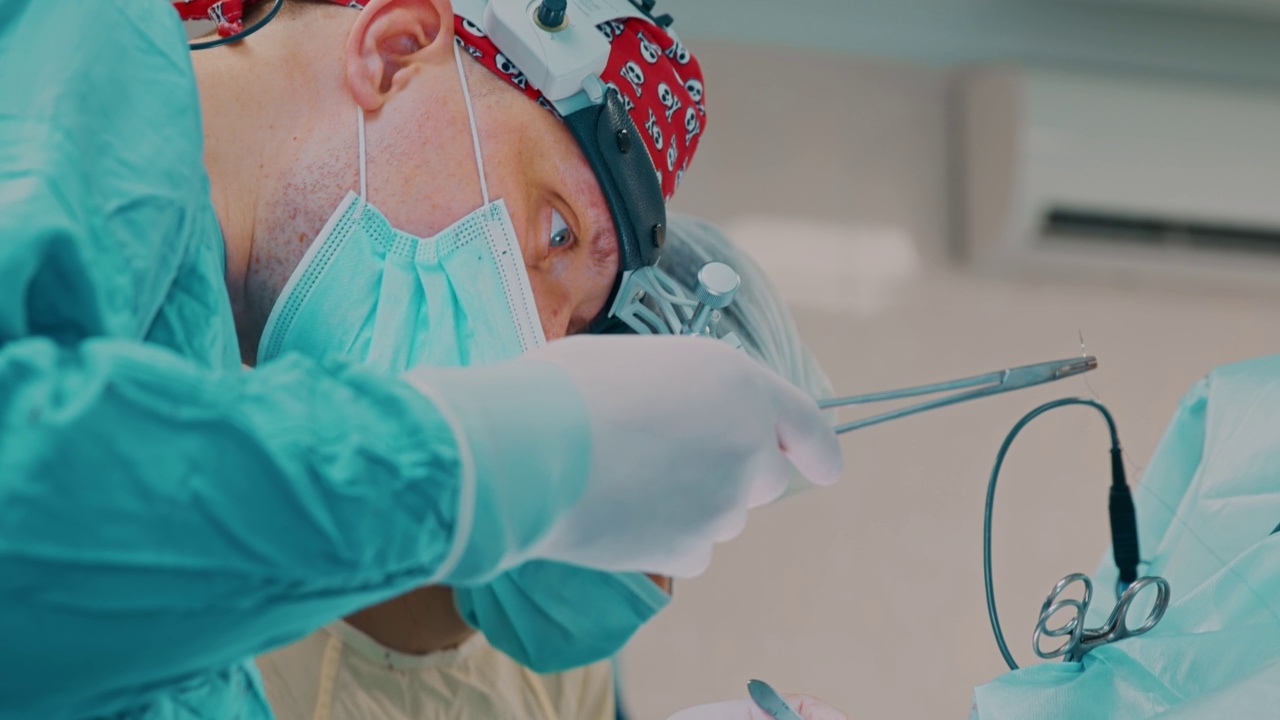 口腔手术后，外科医生在病人口腔内缝线以缝合伤口视频下载