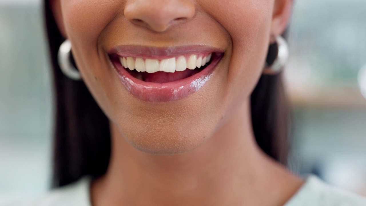 女人的嘴，微笑和健康清洁的牙齿牙齿或口腔卫生模糊的背景。牙齿美白，保健或牙齿健康与快乐，自信和快乐的表情，光滑的皮肤视频素材
