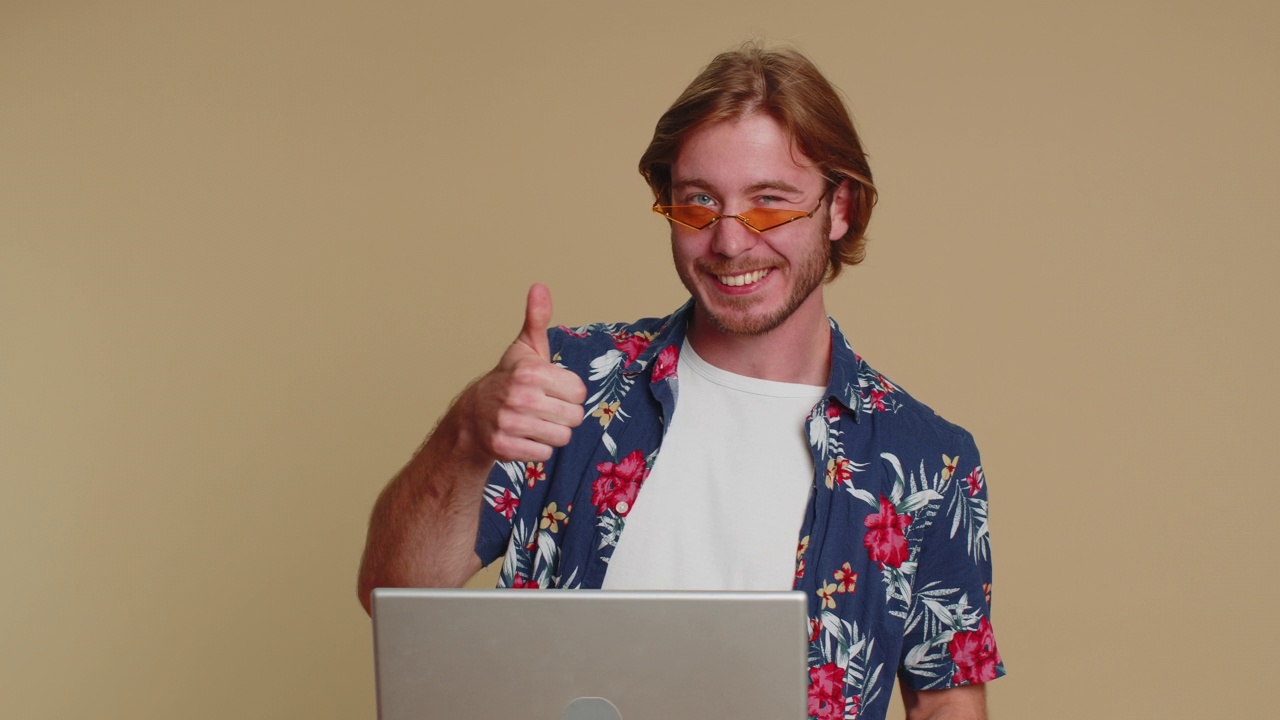 兴奋快乐的男人在笔记本电脑上工作，赢得彩票，庆祝成功，网上购物视频素材