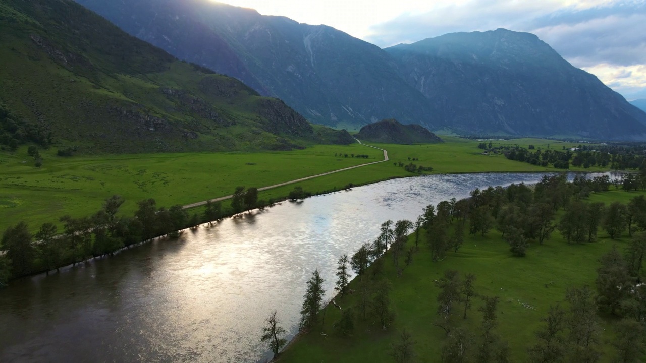 空中拍摄:绿色的Chulyshman山谷，河流，山脉。阿尔泰视频素材