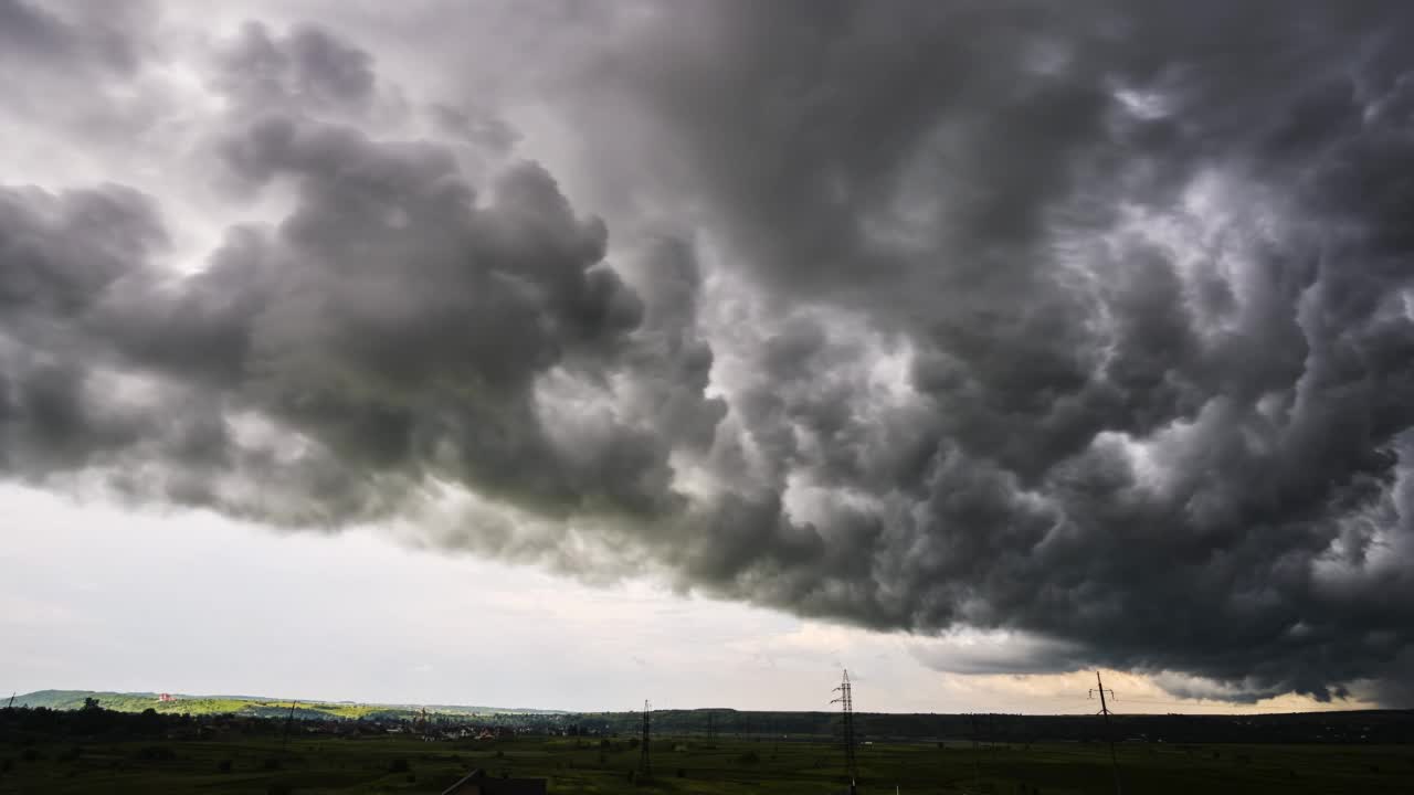 大雷雨期间在暴风雨天空中形成的黑暗的不祥云的景象视频素材