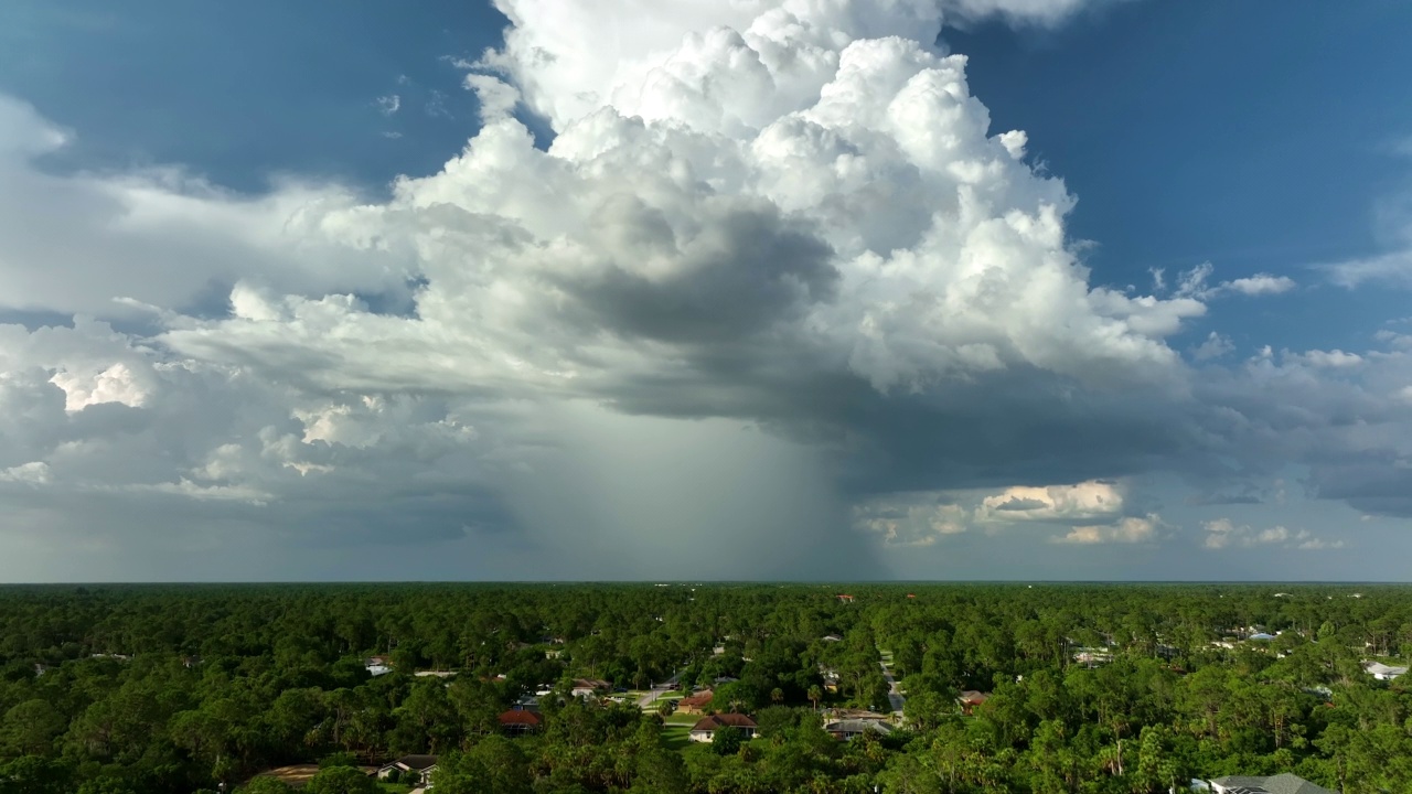 在大雷雨袭击乡镇地区之前，暴风雨天空中形成的黑暗的不祥云的景象视频素材