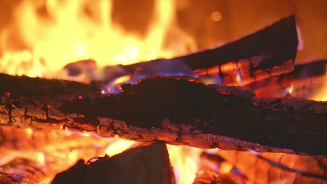 特写，烧焦的木头着火了。火焰，舒适的房子，燃烧着柴火的壁炉。柴炉里的柴火。4 k, ProRes视频素材