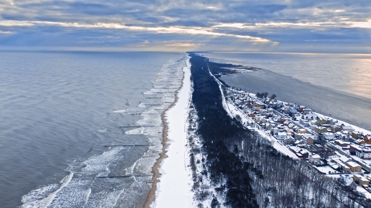 海尔半岛的沙滩上有雪，冬天的波罗的海视频素材