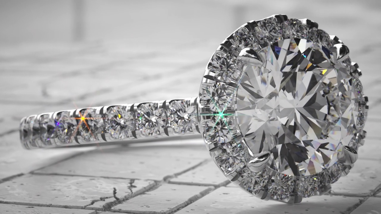 一枚闪闪发光的钻石戒指的灰度照片视频素材