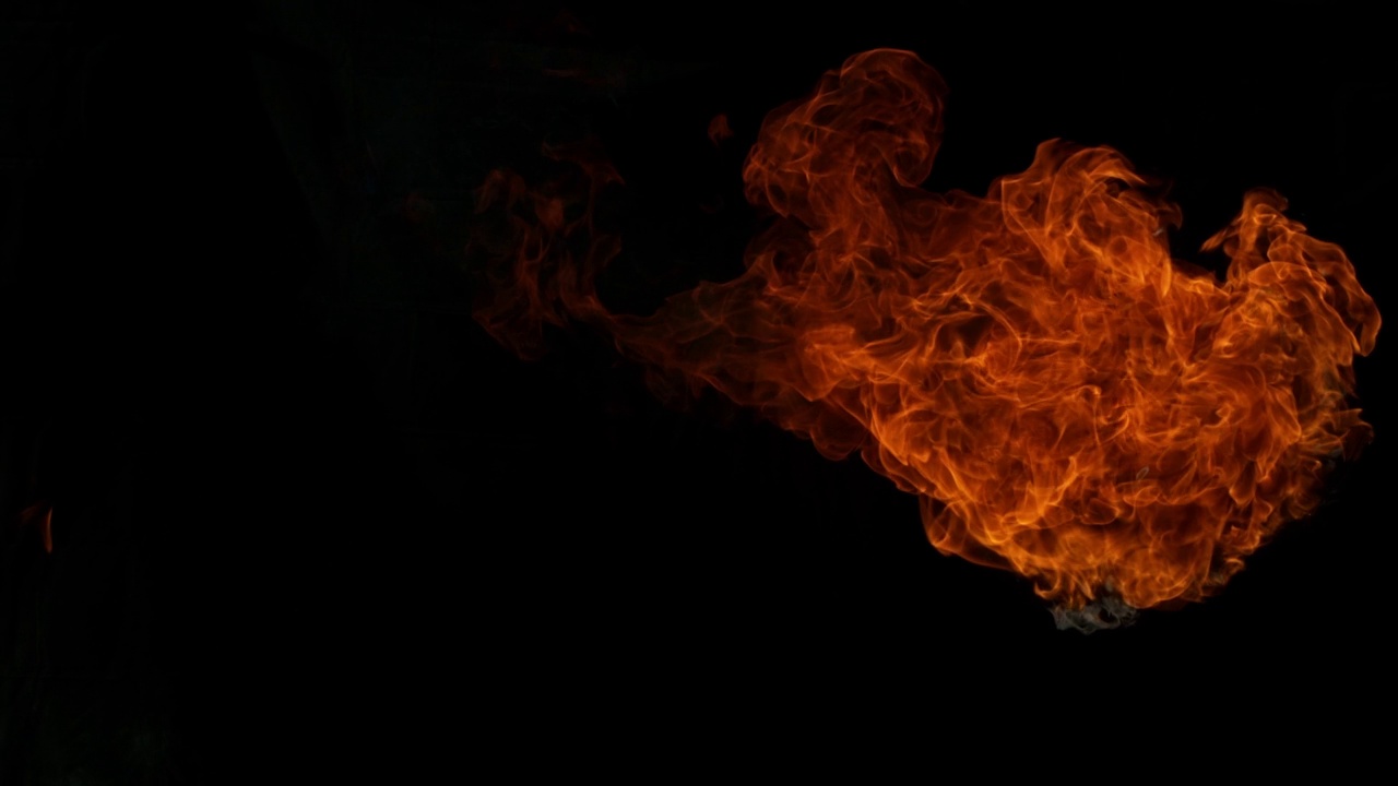 在黑色背景上被孤立的火焰爆炸的超慢动作。视频素材