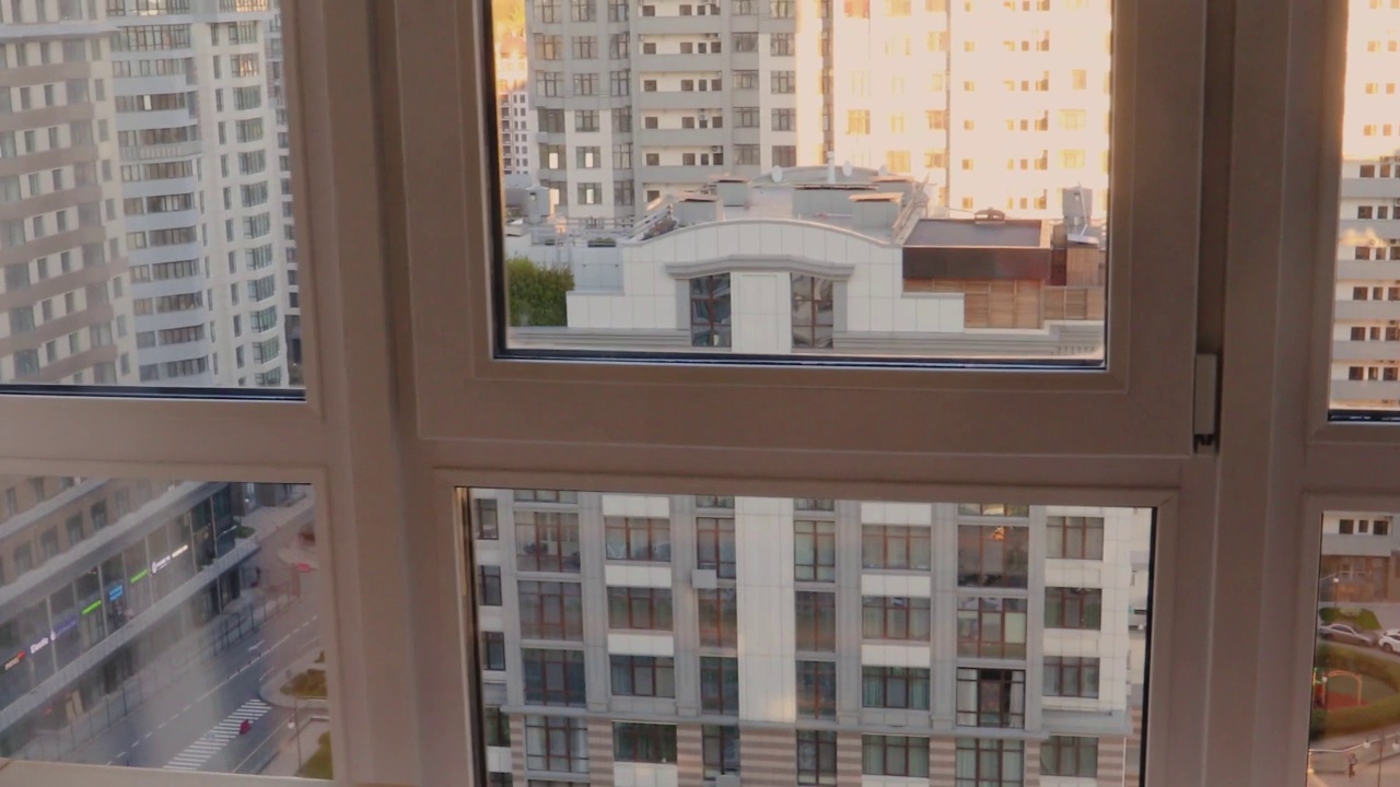在时尚的室内，从全景窗口看摩天大楼，水平视频下载