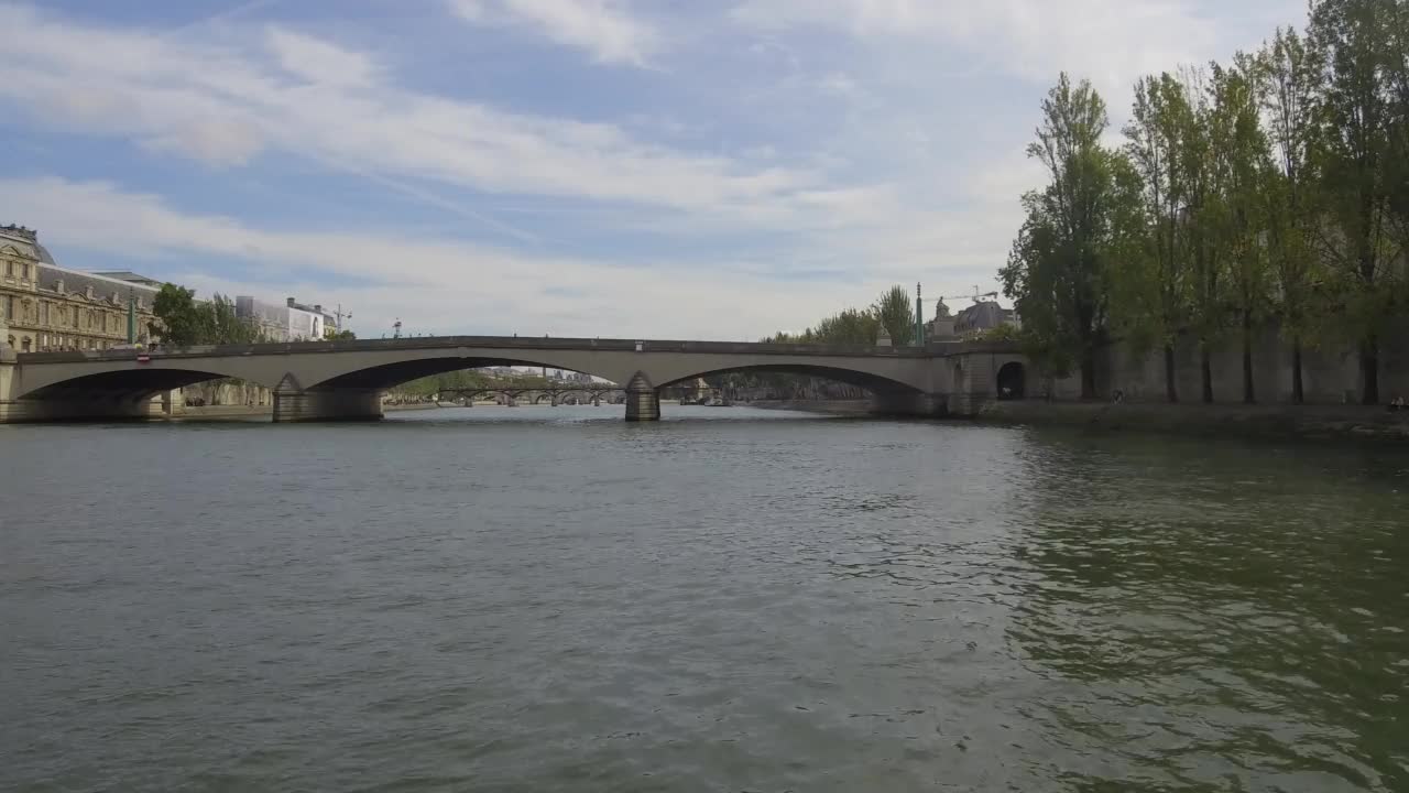 从巴黎的卡鲁塞尔桥下经过视频素材