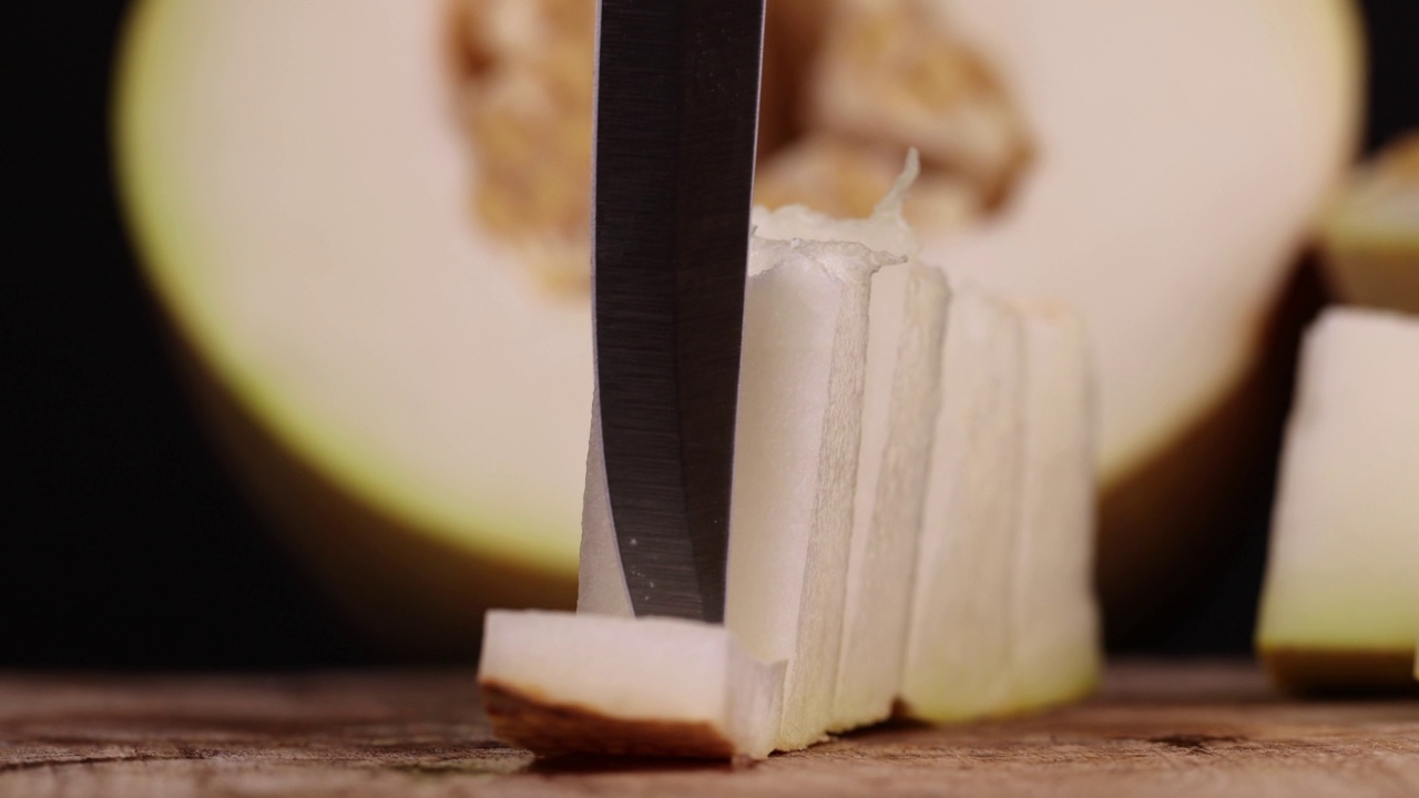 这把刀插在木板上视频下载