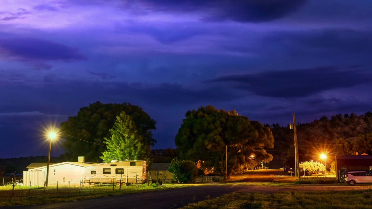 闪电:在农村地区夜晚暴风雨的天空中可见的一系列闪电时间流逝视频素材