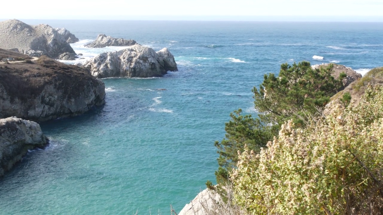 悬崖峭壁，海滩，Lobos点，加利福尼亚海岸。波崩溃。视频素材