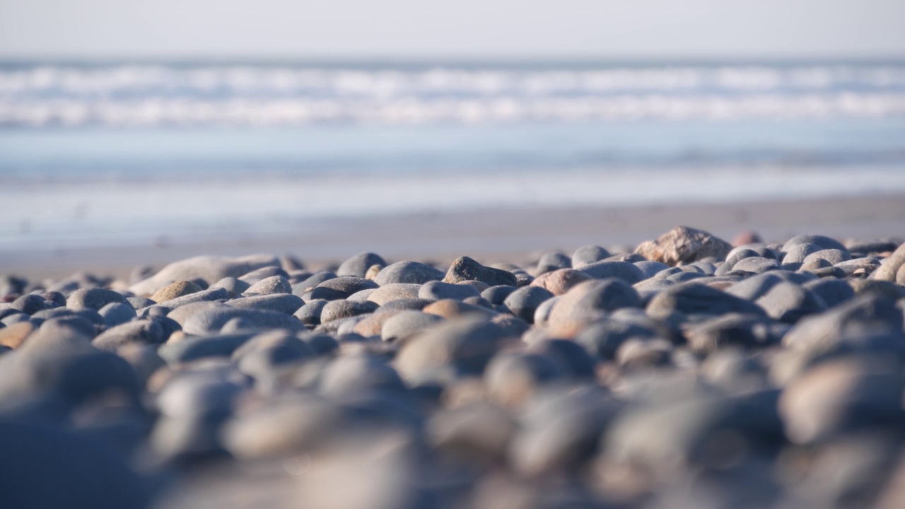 卵石岩石，沙滩，海水海浪，圆形光滑的石头或巨石视频下载