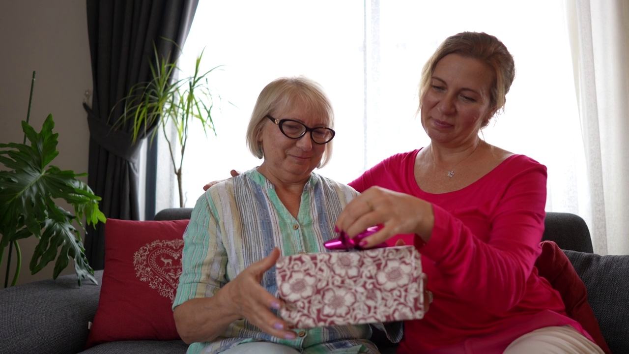 妇女们在家里蒙住母亲的眼睛，给她送礼物视频素材