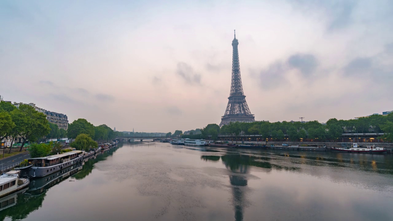 法国巴黎时间间隔4K，埃菲尔铁塔和塞纳河的城市天际线日出时间间隔视频素材