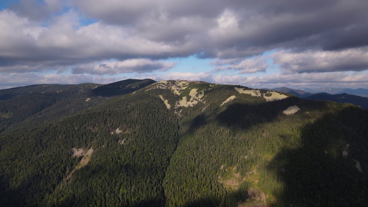 喀尔巴阡山脉的风景鸟瞰图，无人机在阳光照耀下向前飞行视频下载
