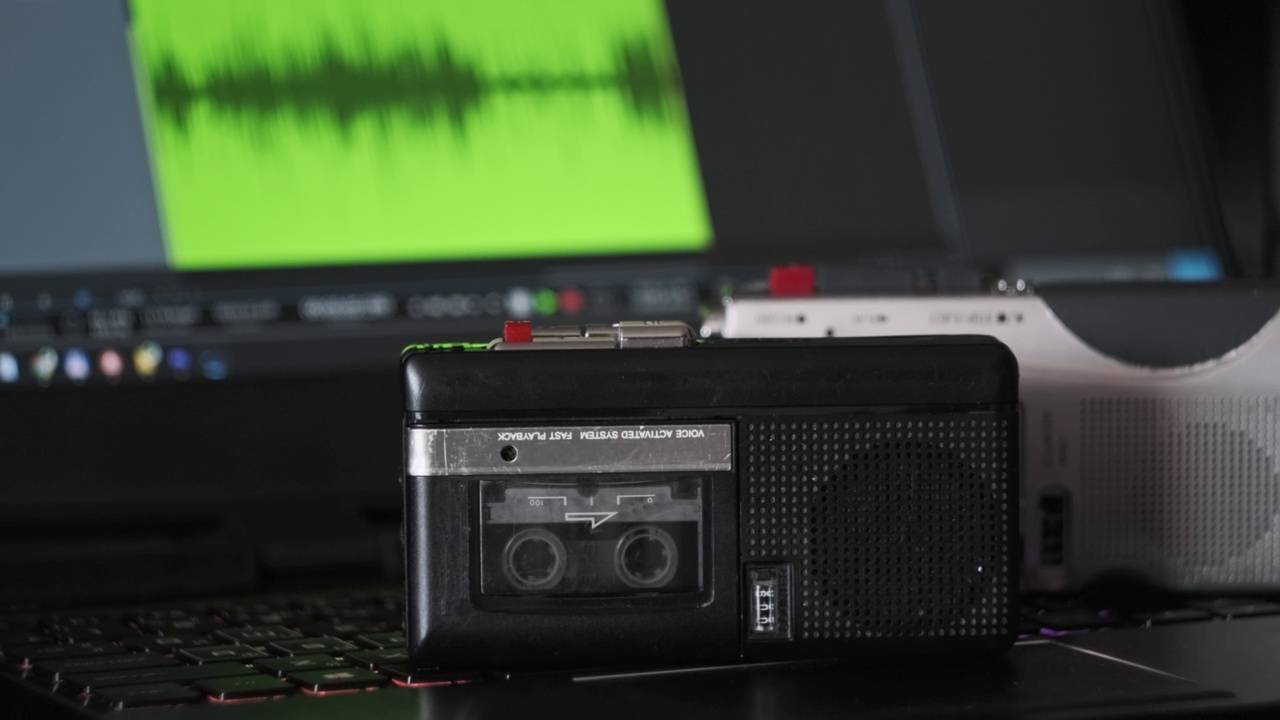 记录音频在迷你磁带录音机对笔记本与录音频谱视频下载