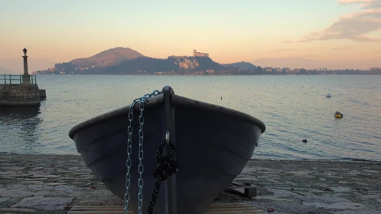 渔船驶离水面，用铁链拴着，面朝马焦雷湖和安杰拉城堡，静穆视频素材