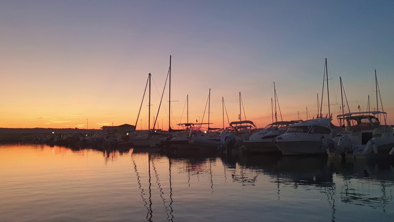 美丽的日落在Marina Sveva旅游港。慢动作视频素材