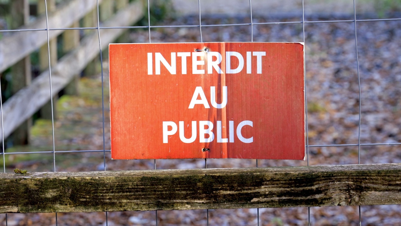 用法语写着“禁止公众进入”的标志视频下载