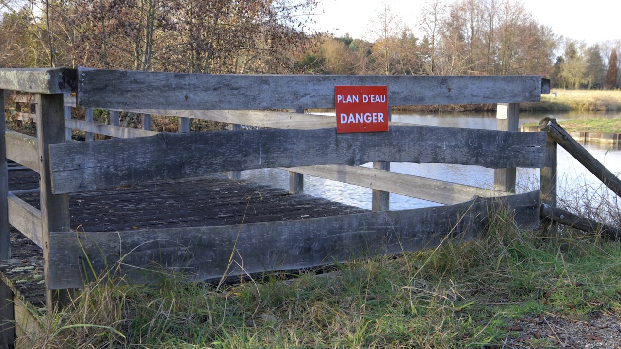 法国木栅栏上写着“水域，危险”的法国标语视频下载