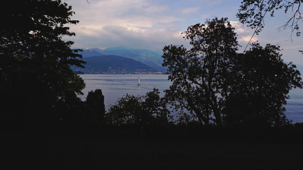 从Villa Pallavicino看到的小帆船航行在意大利的Maggiore湖上视频素材