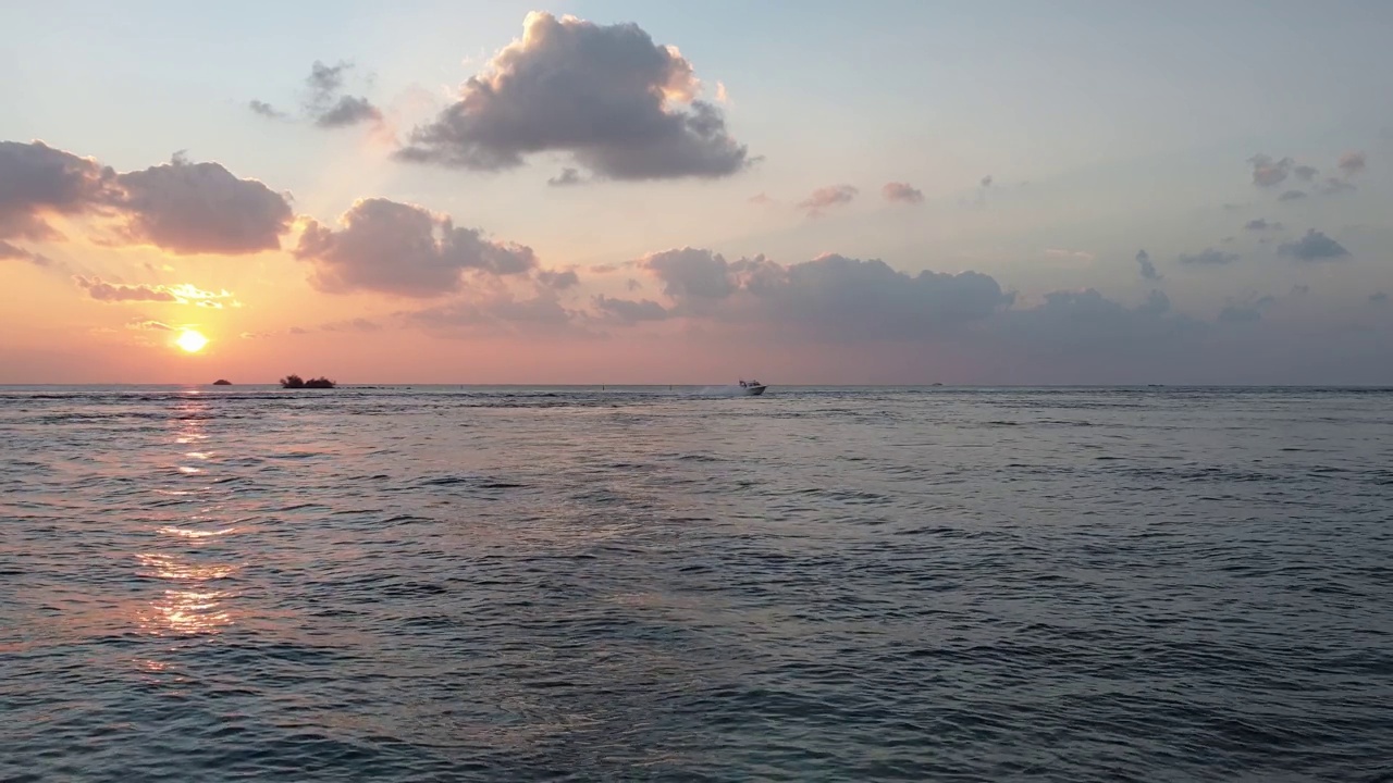 黄昏时分马尔代夫海上的快艇。慢动作视频素材