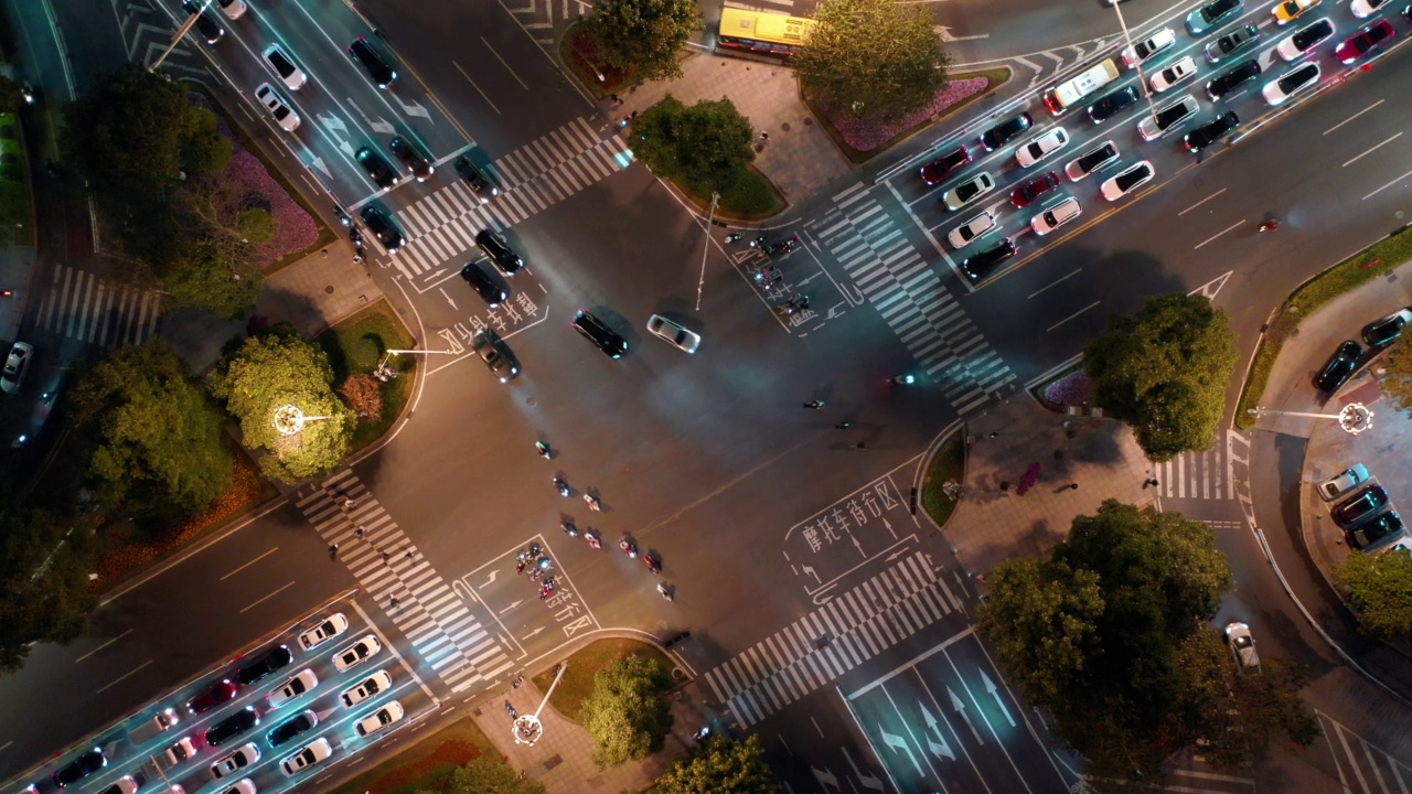 无人机拍摄的城市十字路口夜景视频素材