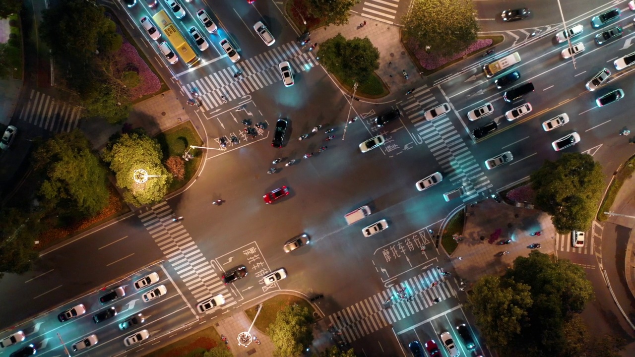 无人机拍摄的城市十字路口夜景视频素材