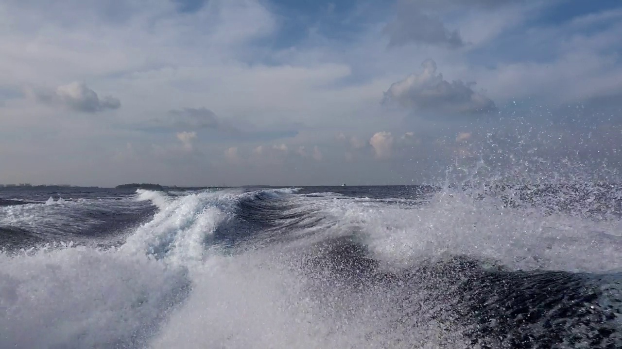 摩托艇水迹极低角度透视。海平面的观点视频素材